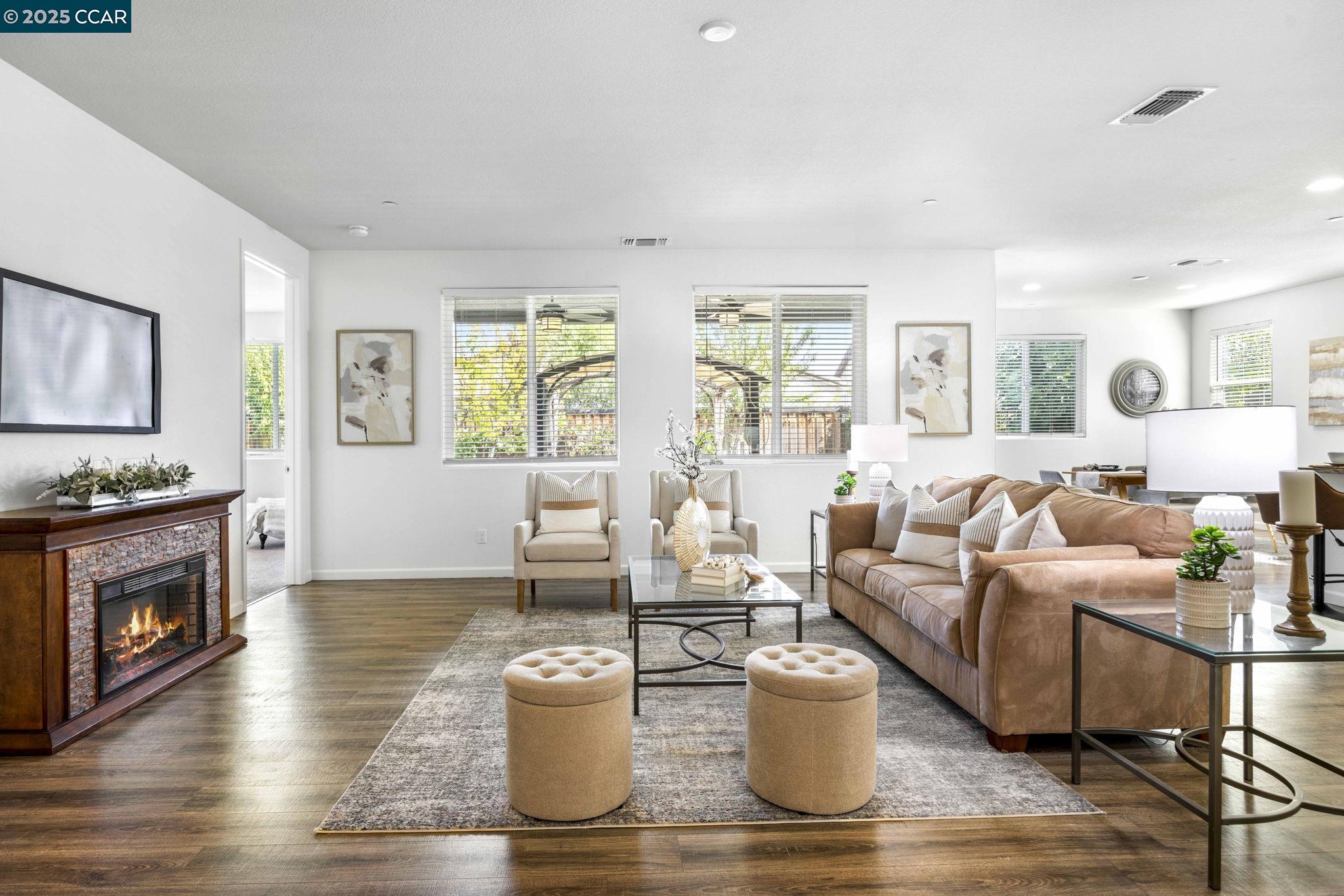 Detail Gallery Image 6 of 49 For 951 Dainty Avenue, Brentwood,  CA 94513 - 5 Beds | 3/1 Baths