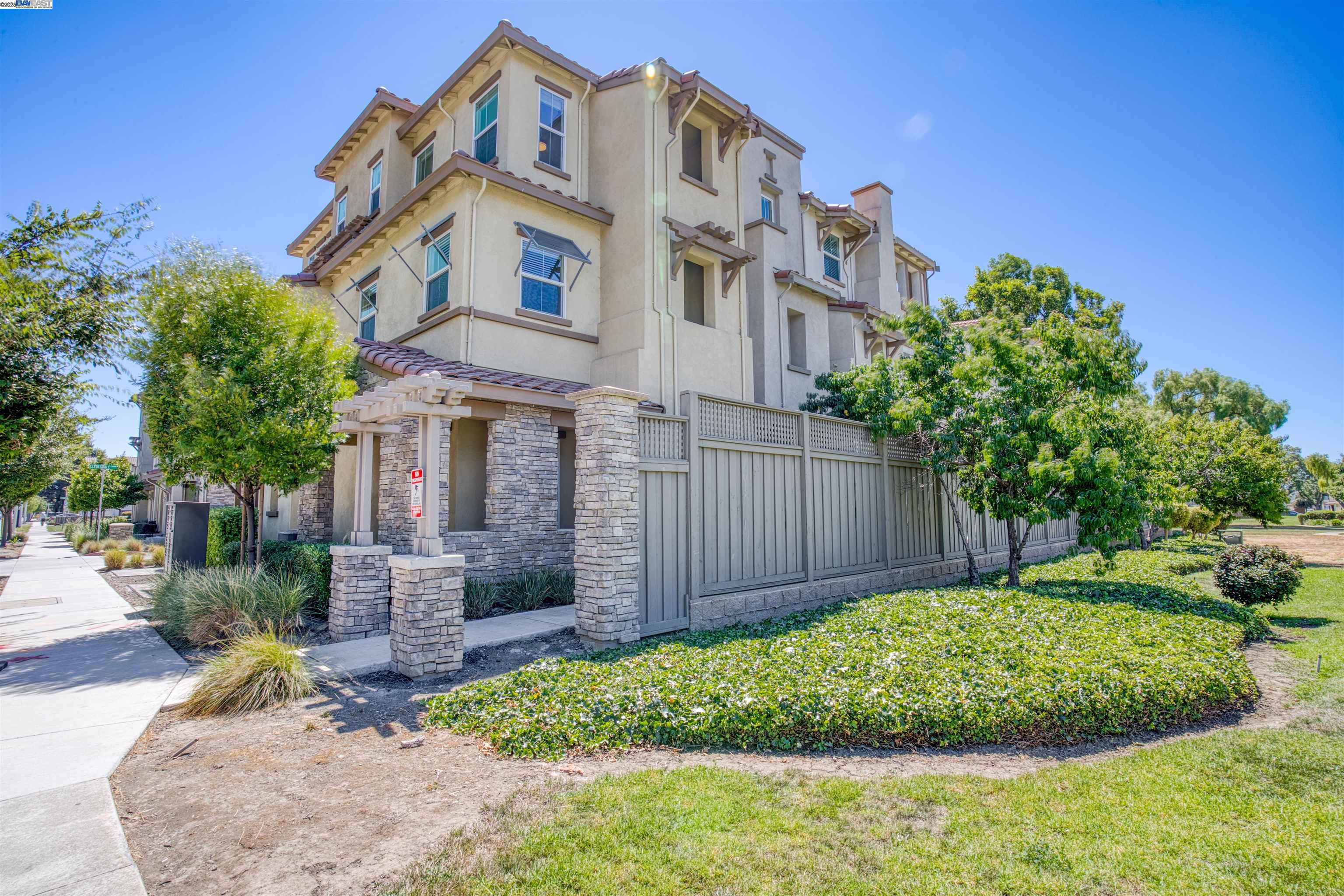 Detail Gallery Image 1 of 40 For 4015 Clydesdale Cmn, Fremont,  CA 94555 - 4 Beds | 4 Baths