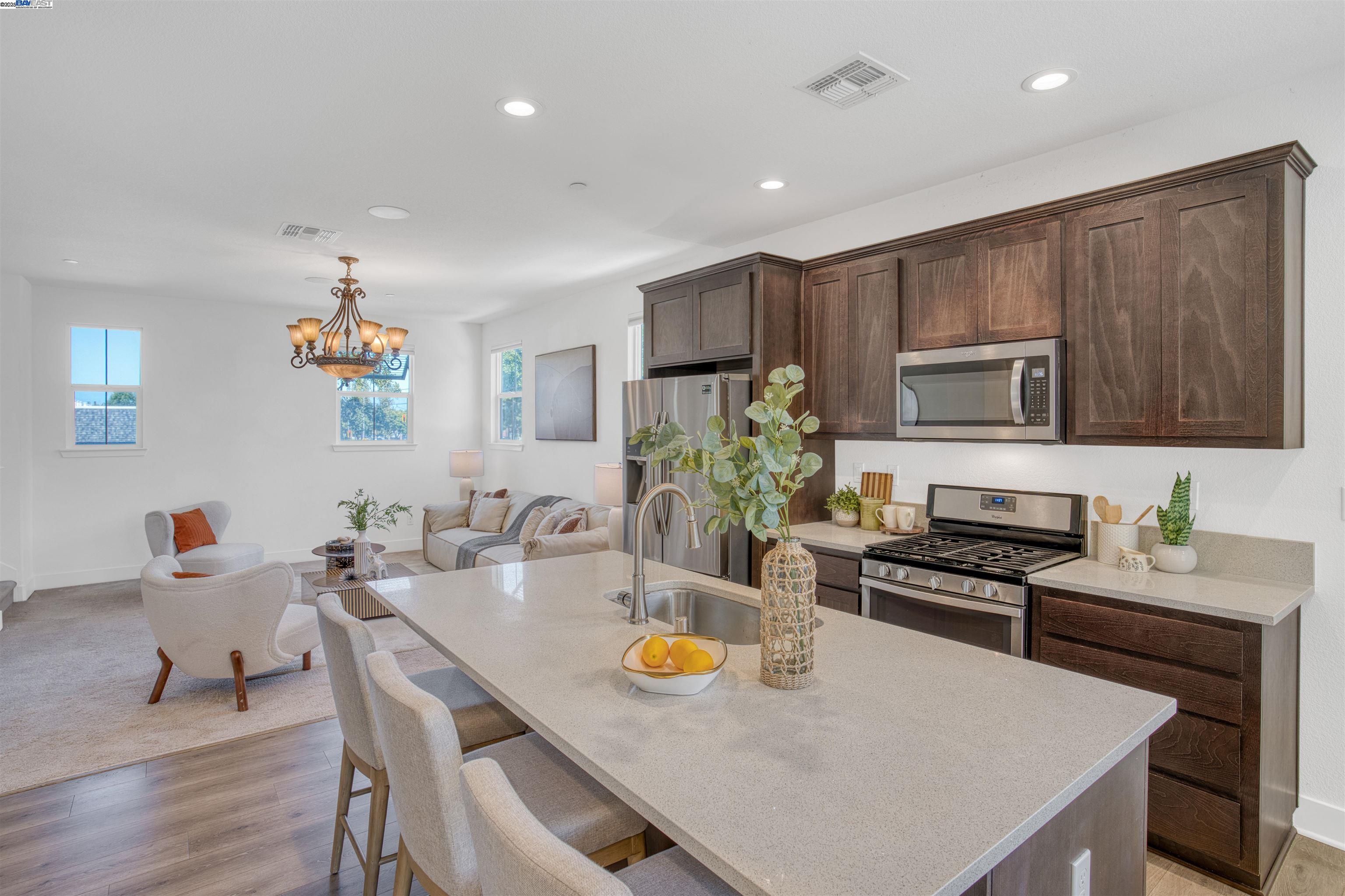 Detail Gallery Image 15 of 40 For 4015 Clydesdale Cmn, Fremont,  CA 94555 - 4 Beds | 4 Baths