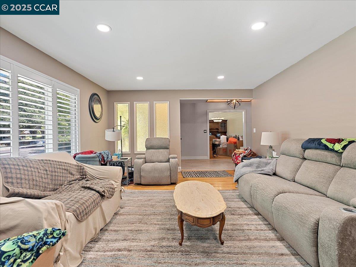 Detail Gallery Image 6 of 21 For 1546 Koch Ln, San Jose,  CA 95125 - 4 Beds | 2/1 Baths