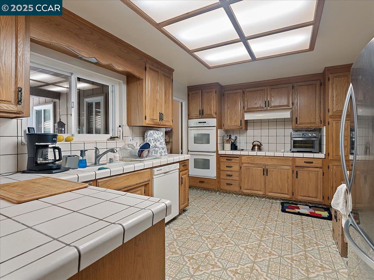 Detail Gallery Image 7 of 21 For 1546 Koch Ln, San Jose,  CA 95125 - 4 Beds | 2/1 Baths