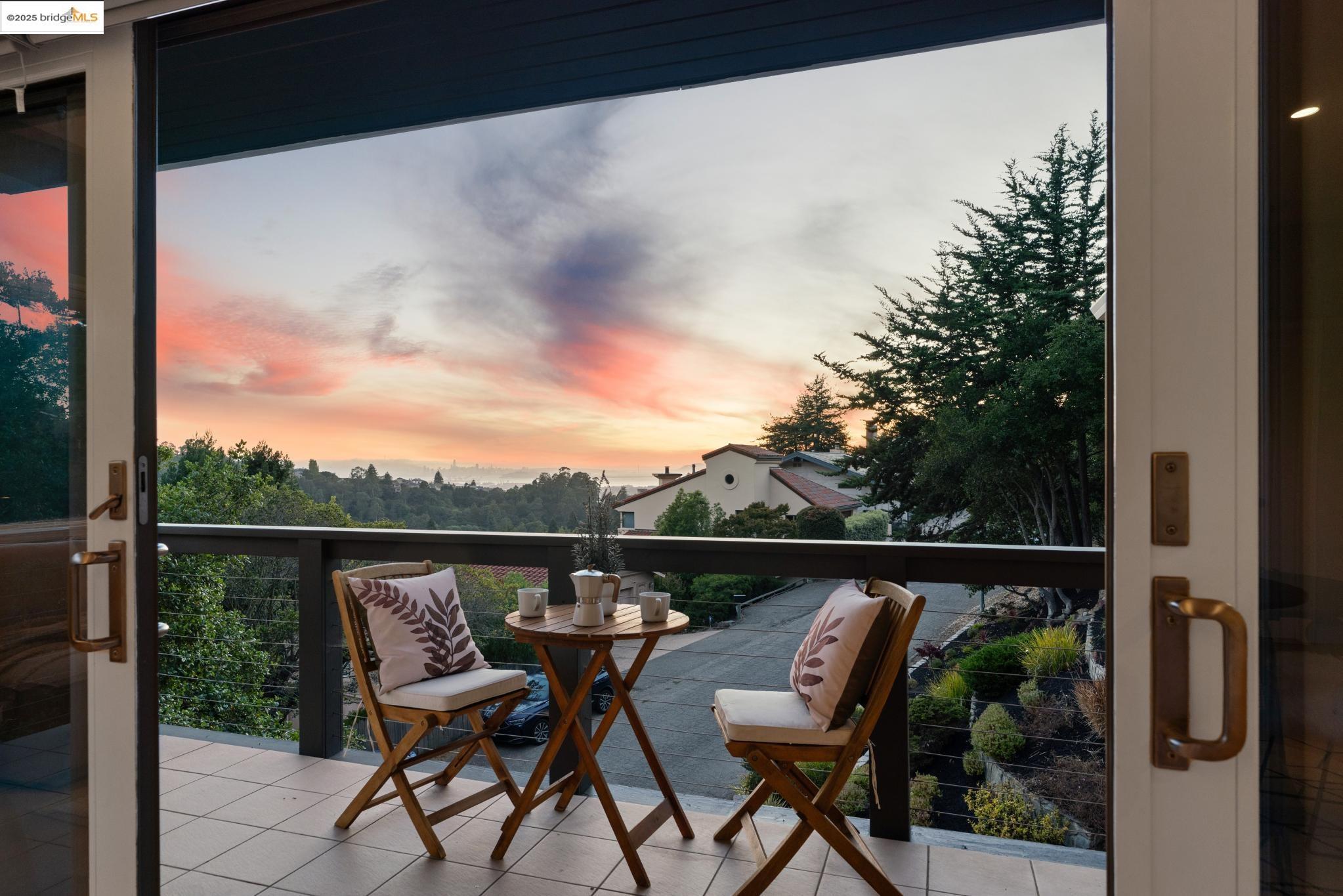 Detail Gallery Image 7 of 60 For 6330 Swainland Rd, Oakland,  CA 94611 - 5 Beds | 3/1 Baths