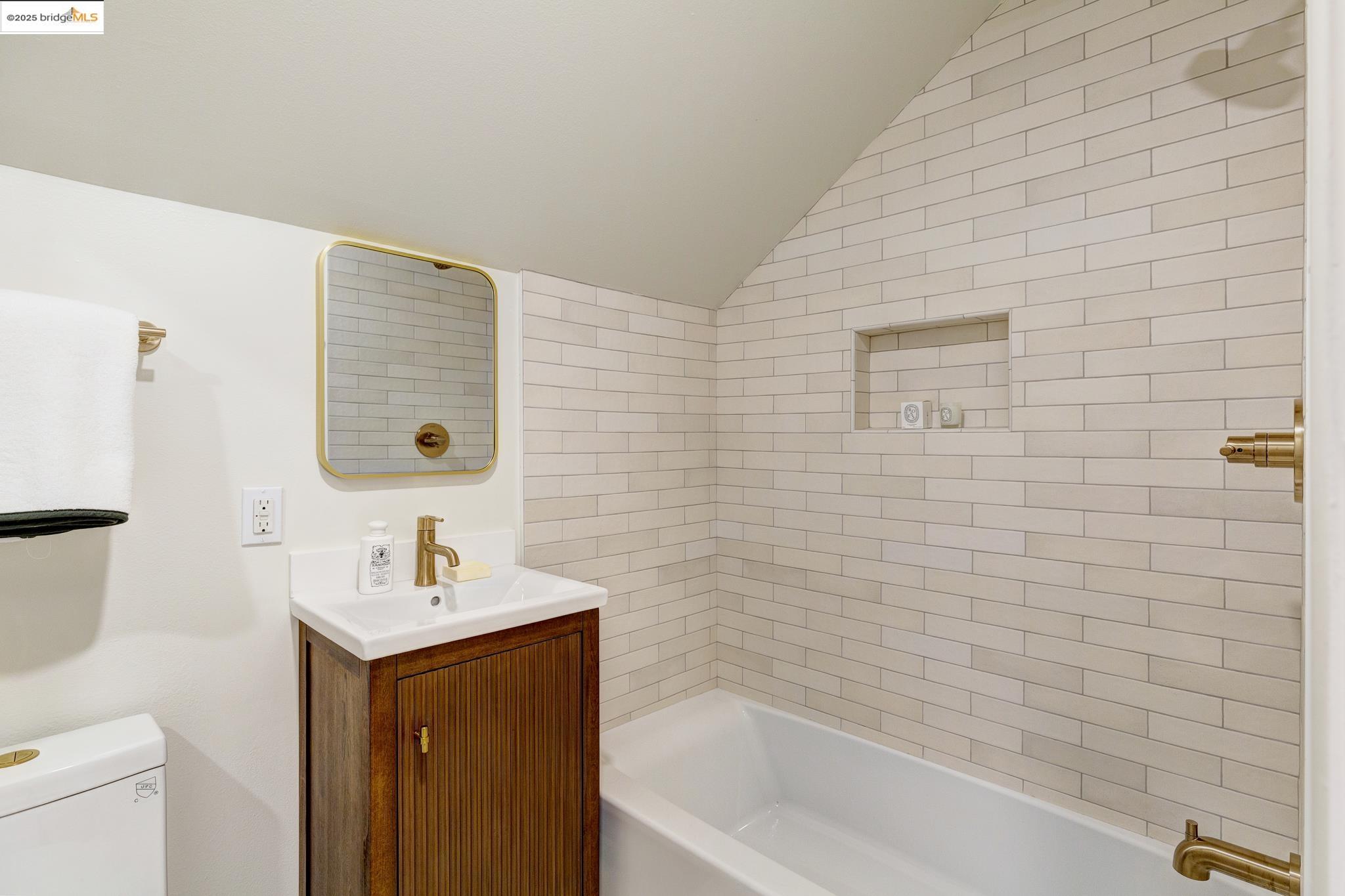 Detail Gallery Image 27 of 43 For 50 Lake Avenue, Piedmont,  CA 94611-0000 - 2 Beds | 2 Baths