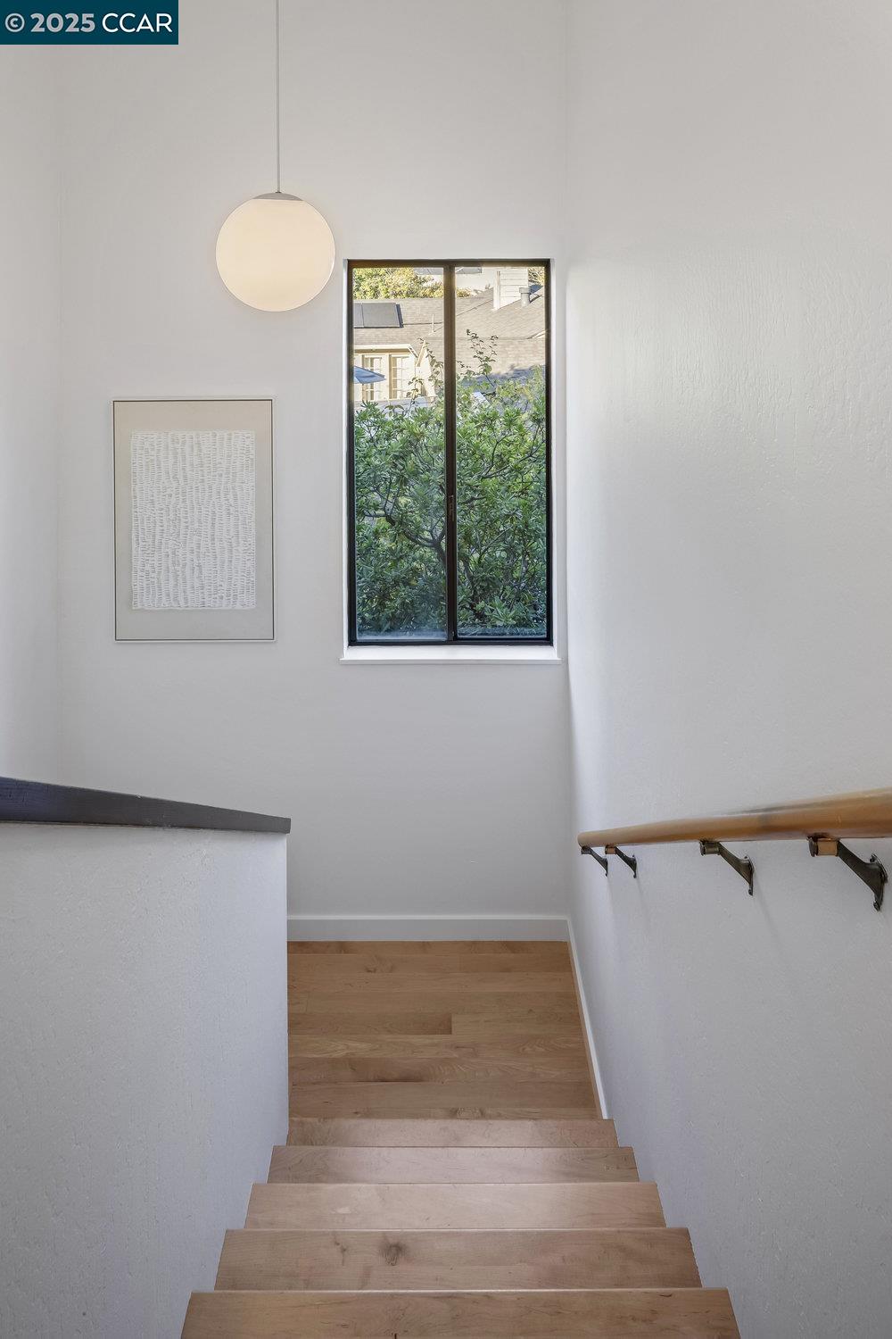 Detail Gallery Image 11 of 25 For 5621 Maxwelton Rd, Oakland,  CA 94618 - 3 Beds | 2/1 Baths