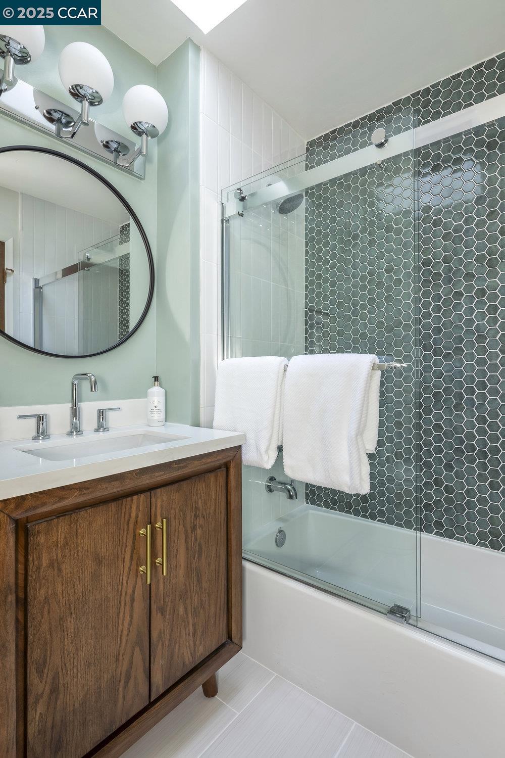 Detail Gallery Image 16 of 25 For 5621 Maxwelton Rd, Oakland,  CA 94618 - 3 Beds | 2/1 Baths