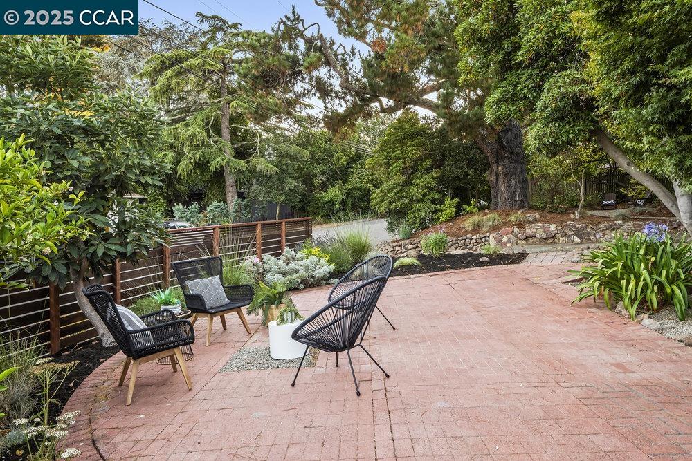 Detail Gallery Image 19 of 25 For 5621 Maxwelton Rd, Oakland,  CA 94618 - 3 Beds | 2/1 Baths
