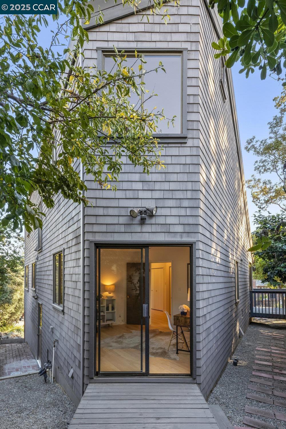 Detail Gallery Image 21 of 25 For 5621 Maxwelton Rd, Oakland,  CA 94618 - 3 Beds | 2/1 Baths