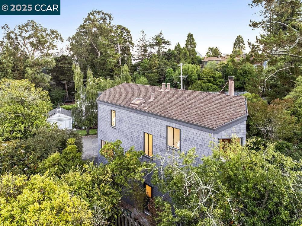 Detail Gallery Image 23 of 25 For 5621 Maxwelton Rd, Oakland,  CA 94618 - 3 Beds | 2/1 Baths