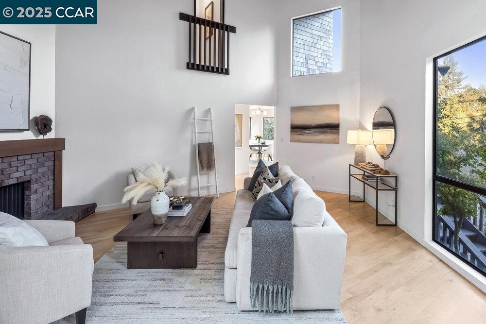 Detail Gallery Image 4 of 25 For 5621 Maxwelton Rd, Oakland,  CA 94618 - 3 Beds | 2/1 Baths