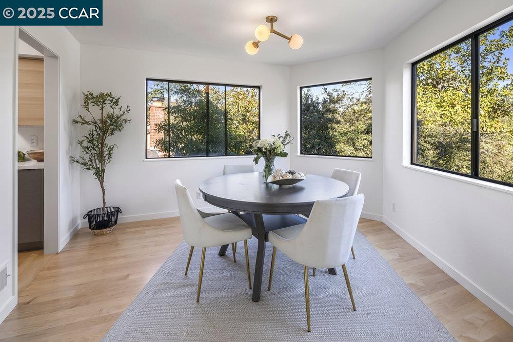 Detail Gallery Image 5 of 25 For 5621 Maxwelton Rd, Oakland,  CA 94618 - 3 Beds | 2/1 Baths