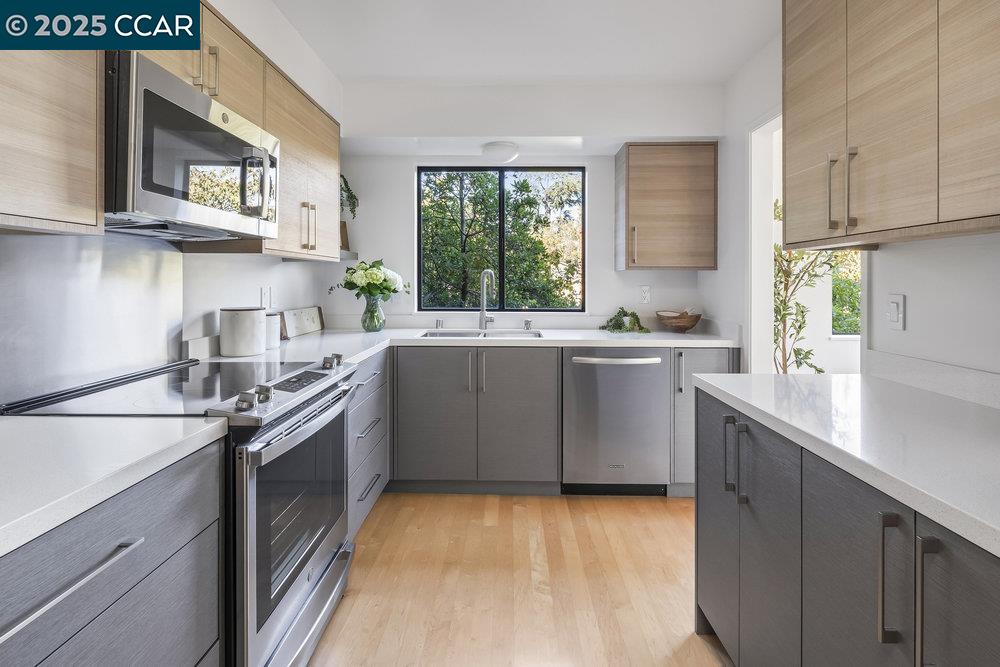Detail Gallery Image 6 of 25 For 5621 Maxwelton Rd, Oakland,  CA 94618 - 3 Beds | 2/1 Baths