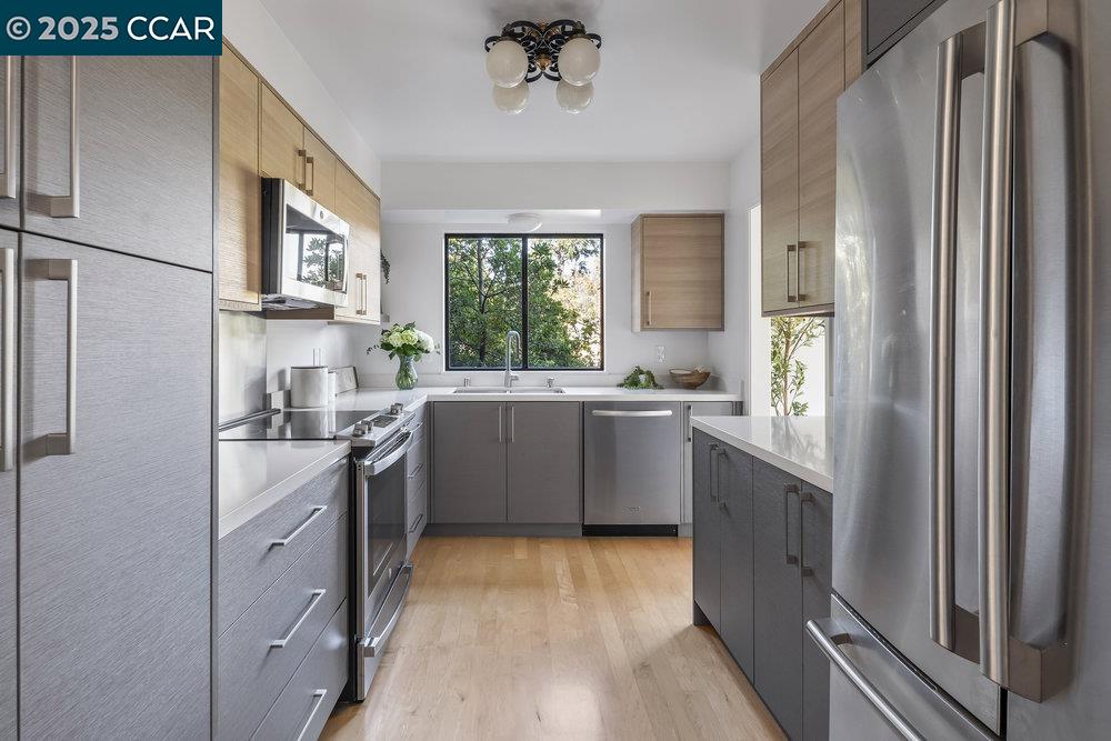 Detail Gallery Image 7 of 25 For 5621 Maxwelton Rd, Oakland,  CA 94618 - 3 Beds | 2/1 Baths