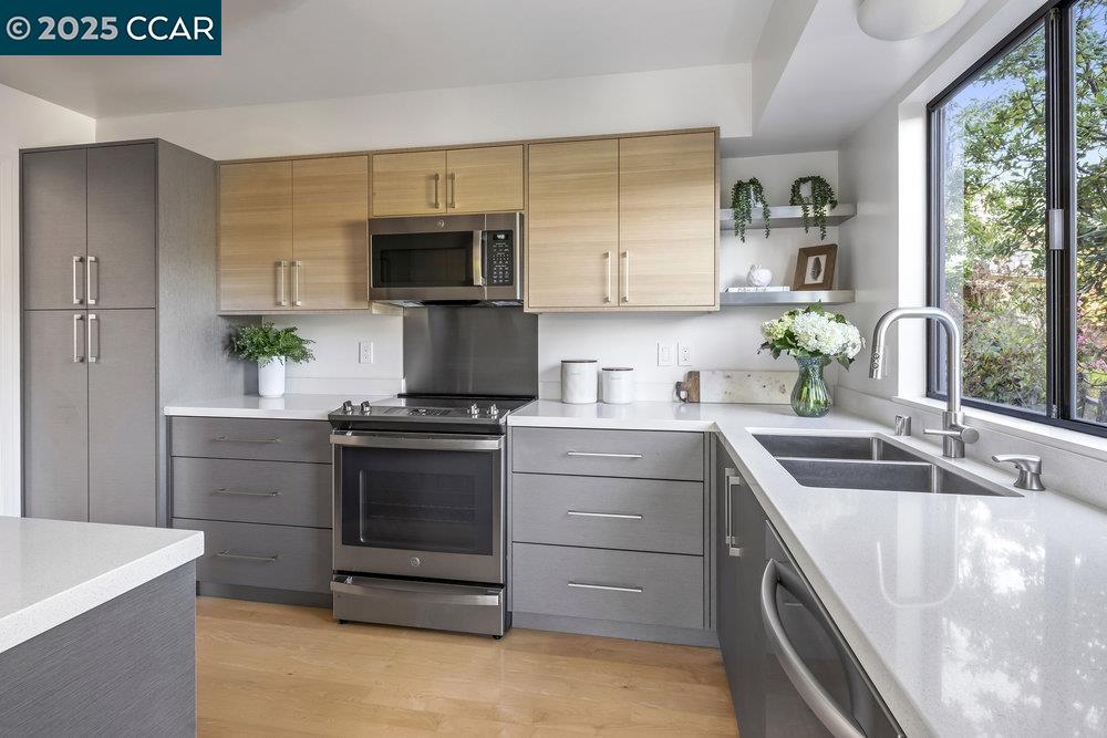 Detail Gallery Image 8 of 25 For 5621 Maxwelton Rd, Oakland,  CA 94618 - 3 Beds | 2/1 Baths