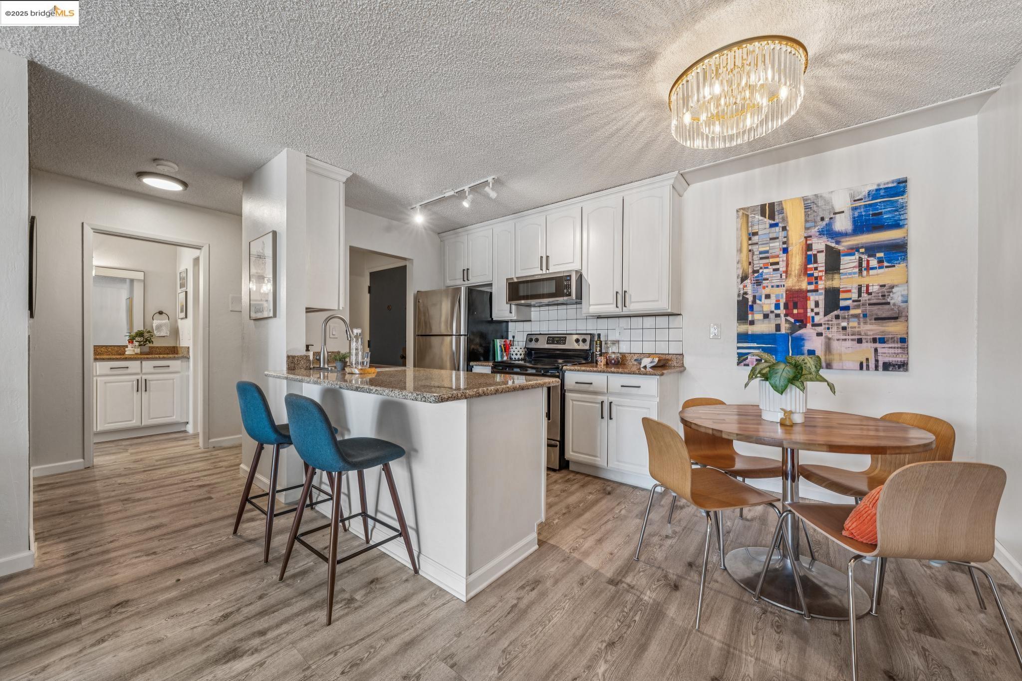 Detail Gallery Image 3 of 26 For 85 Vernon St #305,  Oakland,  CA 94610 - 1 Beds | 1 Baths