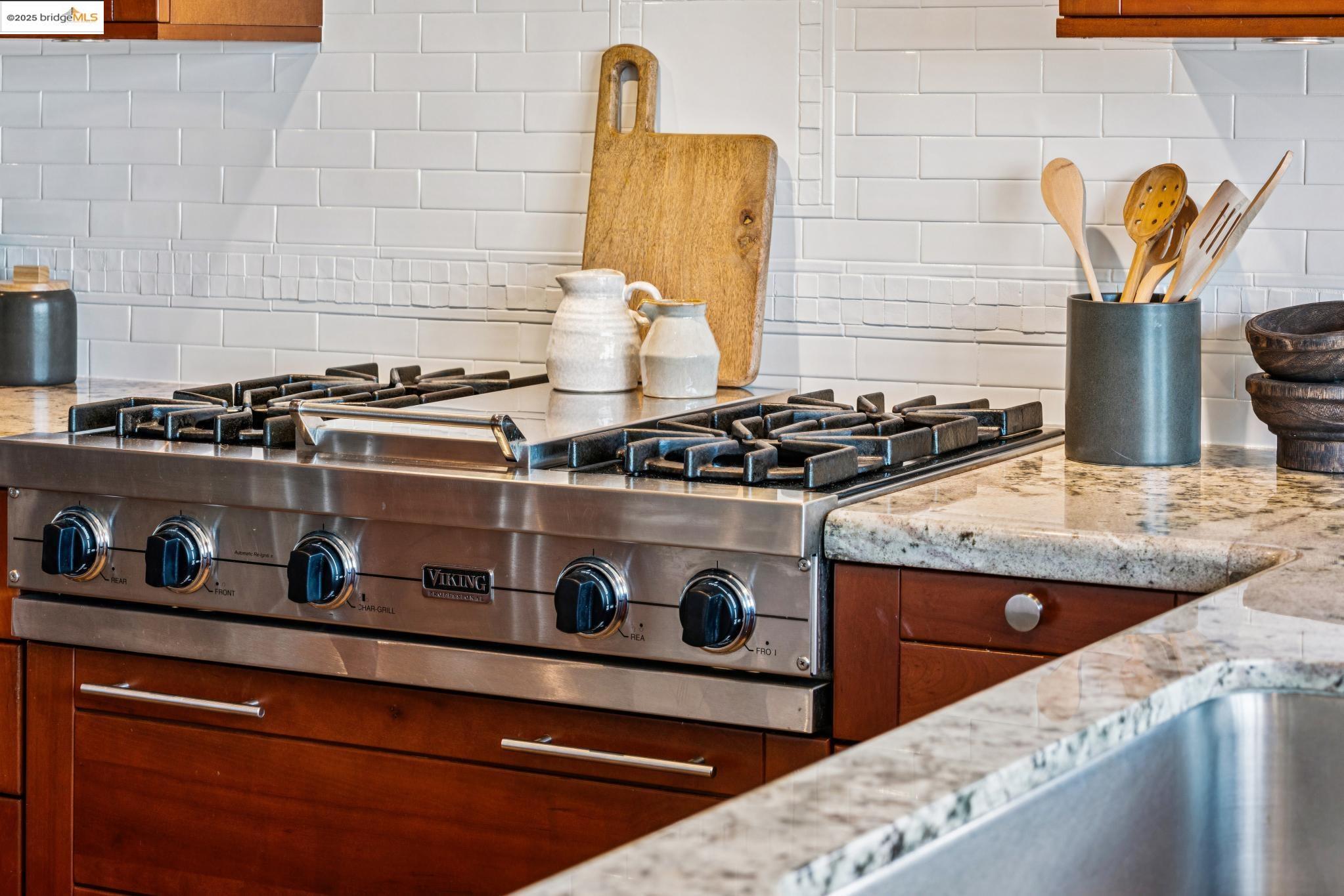 Detail Gallery Image 14 of 46 For 2120 Braemar Rd, Oakland,  CA 94602 - 2 Beds | 2 Baths