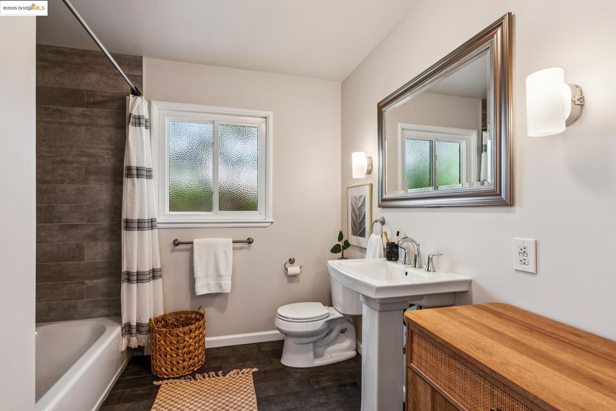 Detail Gallery Image 26 of 46 For 2120 Braemar Rd, Oakland,  CA 94602 - 2 Beds | 2 Baths