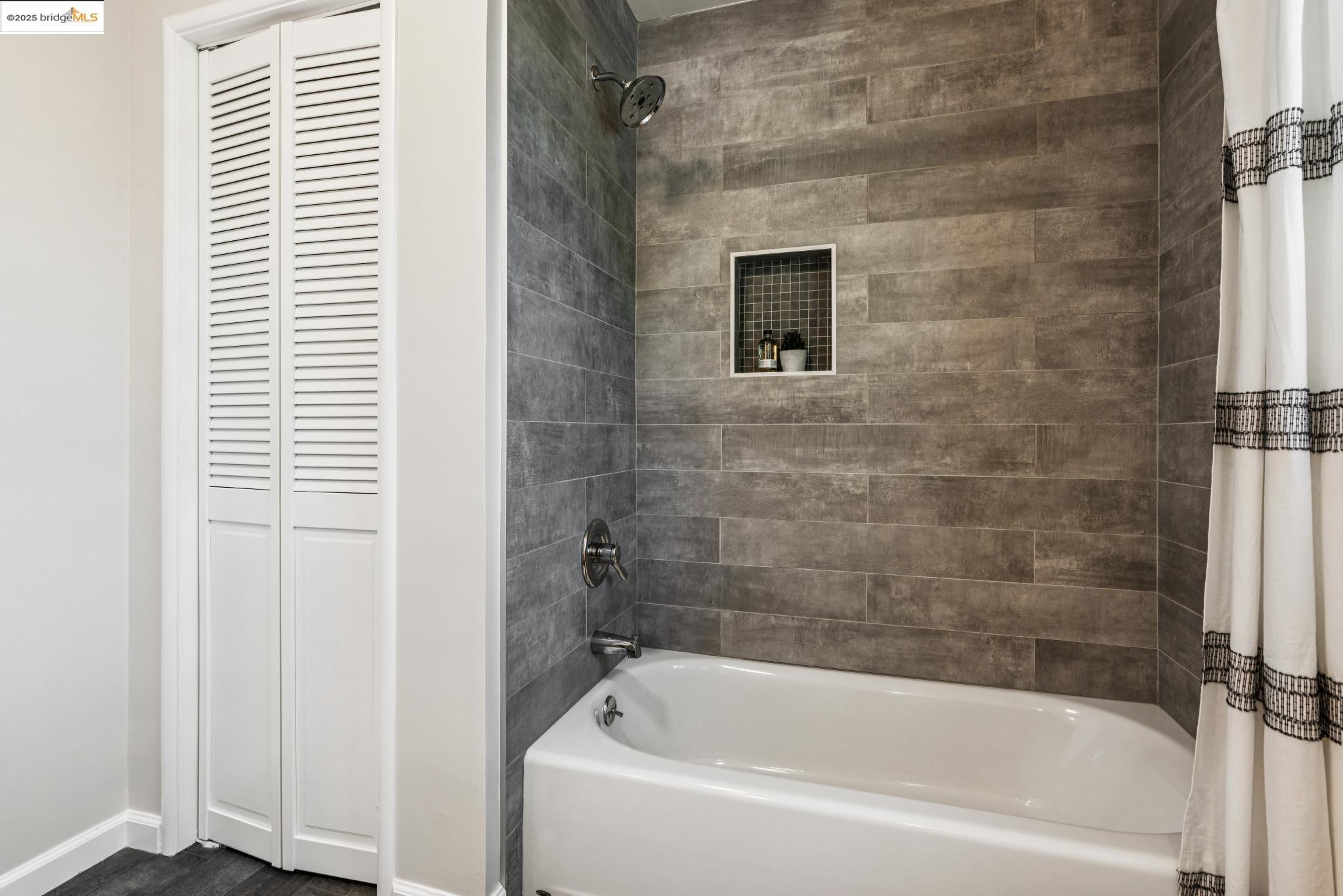 Detail Gallery Image 27 of 46 For 2120 Braemar Rd, Oakland,  CA 94602 - 2 Beds | 2 Baths