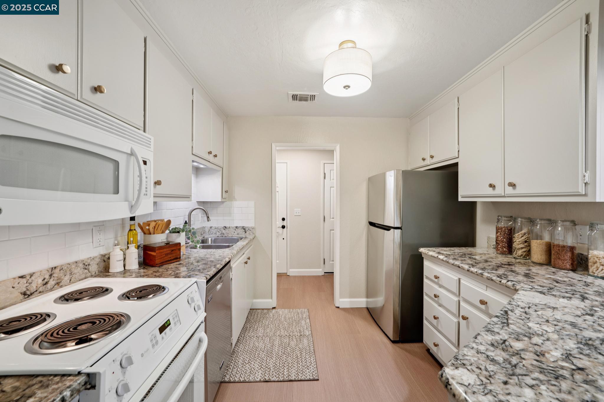 Detail Gallery Image 18 of 48 For 2162 Hillside Ave, Walnut Creek,  CA 94597 - 2 Beds | 2 Baths
