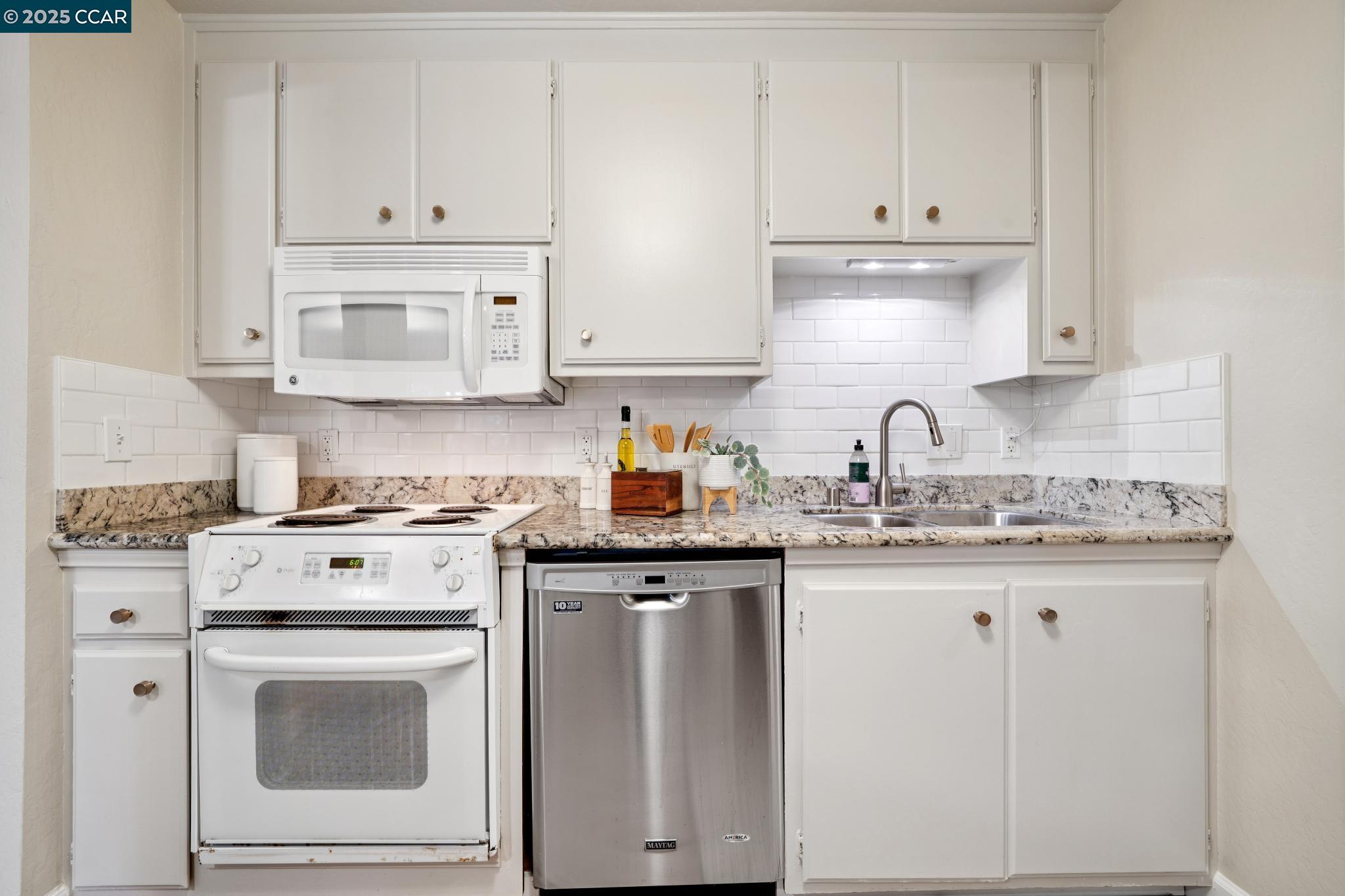 Detail Gallery Image 20 of 48 For 2162 Hillside Ave, Walnut Creek,  CA 94597 - 2 Beds | 2 Baths