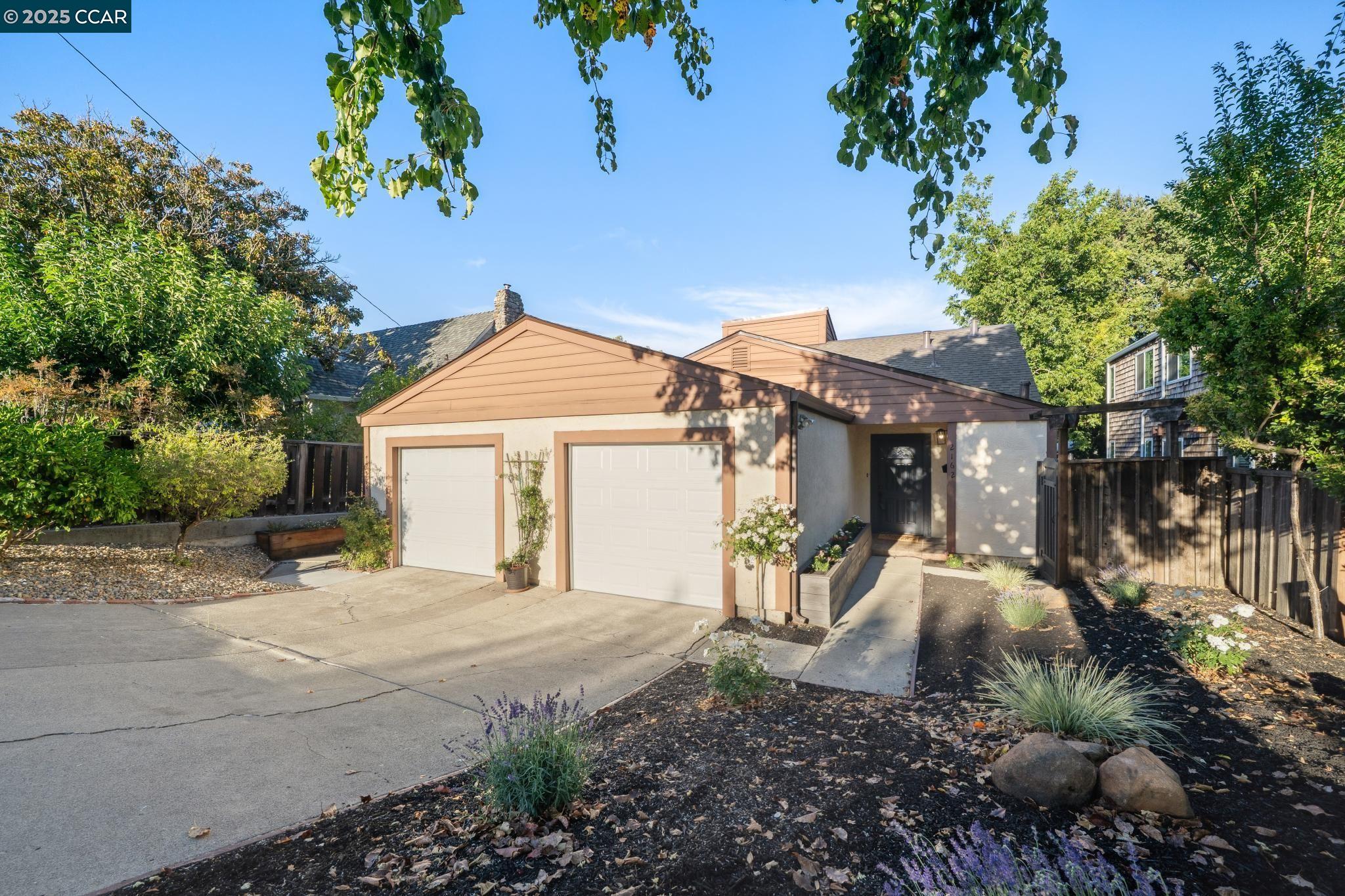 Detail Gallery Image 3 of 48 For 2162 Hillside Ave, Walnut Creek,  CA 94597 - 2 Beds | 2 Baths