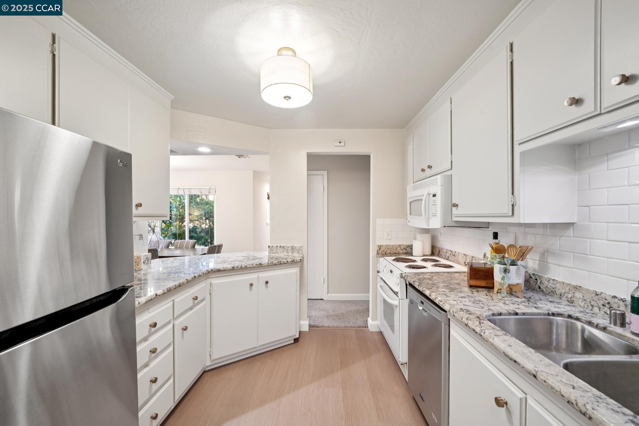 Detail Gallery Image 22 of 48 For 2162 Hillside Ave, Walnut Creek,  CA 94597 - 2 Beds | 2 Baths