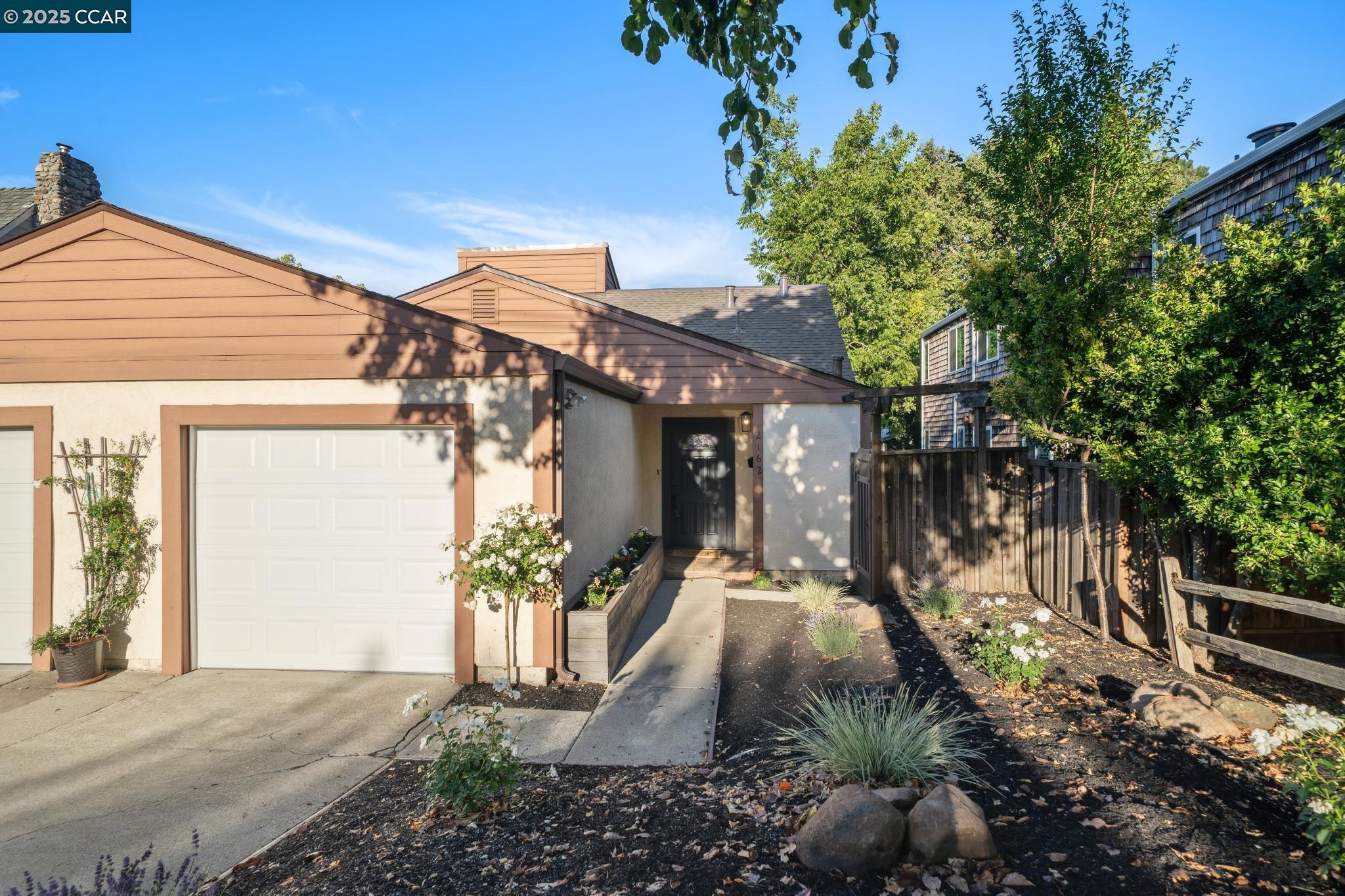 Detail Gallery Image 4 of 48 For 2162 Hillside Ave, Walnut Creek,  CA 94597 - 2 Beds | 2 Baths