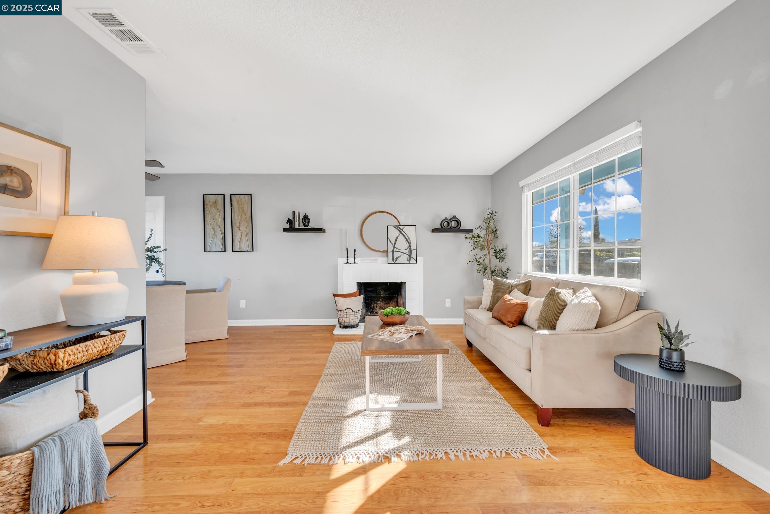 Detail Gallery Image 2 of 36 For 2774 Broadmoor Avenue, Concord,  CA 94520 - 3 Beds | 1 Baths