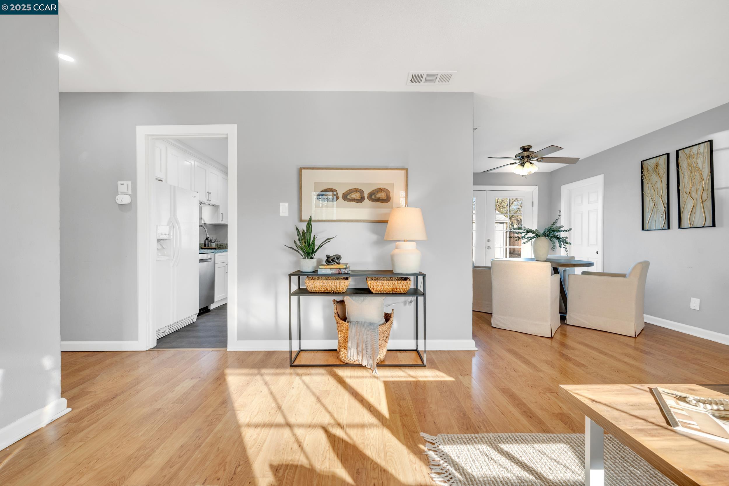 Detail Gallery Image 4 of 36 For 2774 Broadmoor Avenue, Concord,  CA 94520 - 3 Beds | 1 Baths