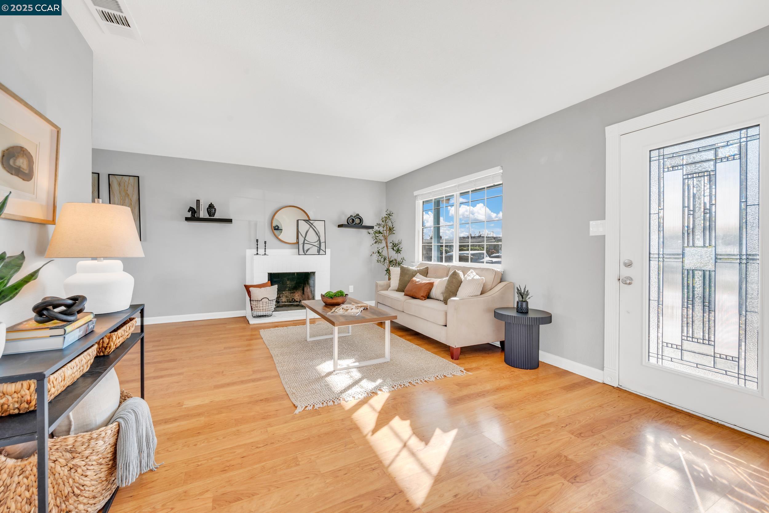 Detail Gallery Image 5 of 36 For 2774 Broadmoor Avenue, Concord,  CA 94520 - 3 Beds | 1 Baths