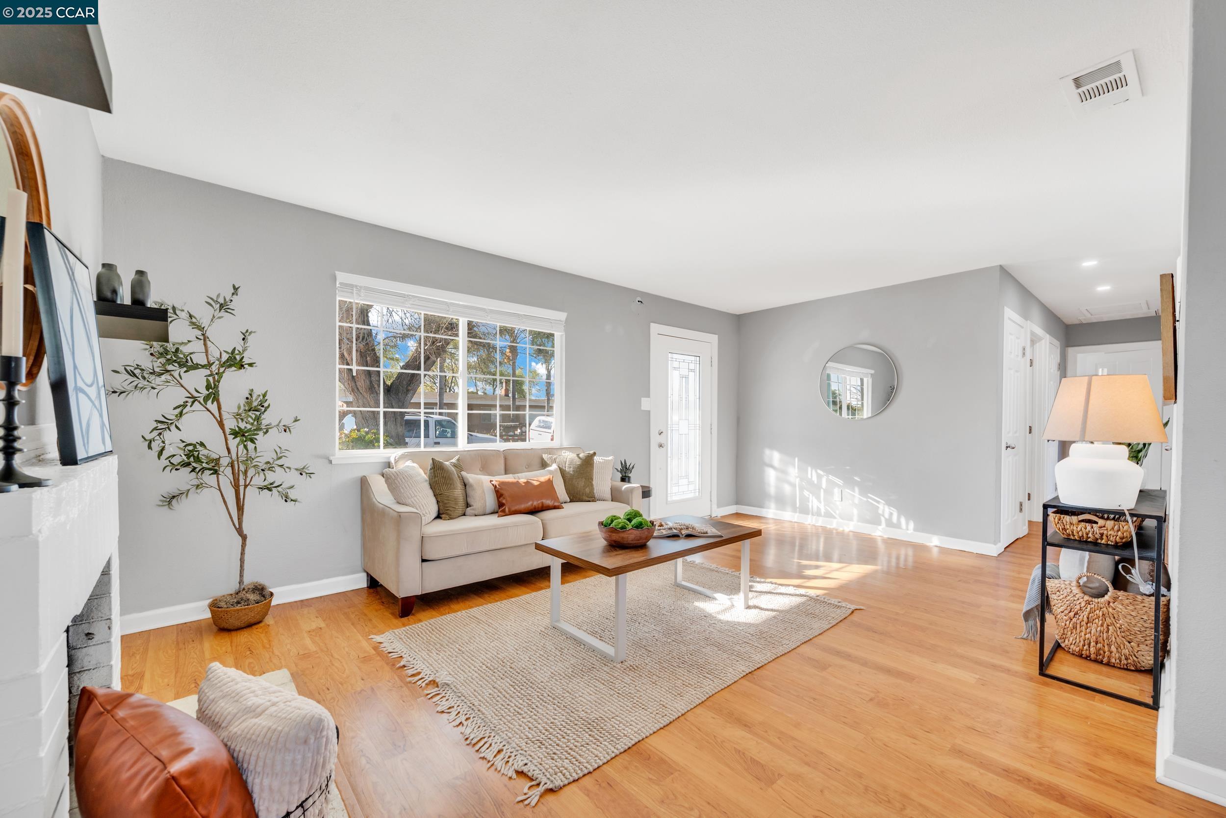 Detail Gallery Image 7 of 36 For 2774 Broadmoor Avenue, Concord,  CA 94520 - 3 Beds | 1 Baths
