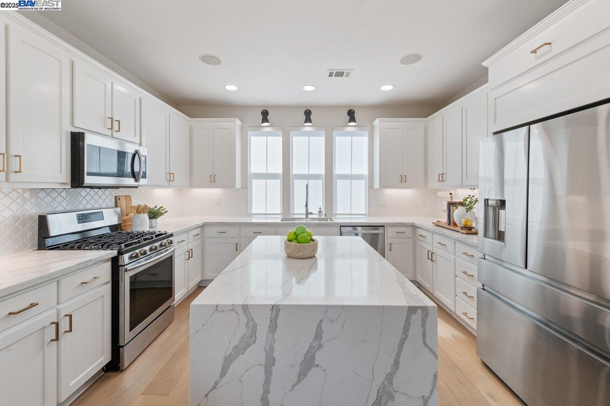Detail Gallery Image 4 of 32 For 3717 Branding Iron Pl, Dublin,  CA 94568 - 3 Beds | 2/1 Baths
