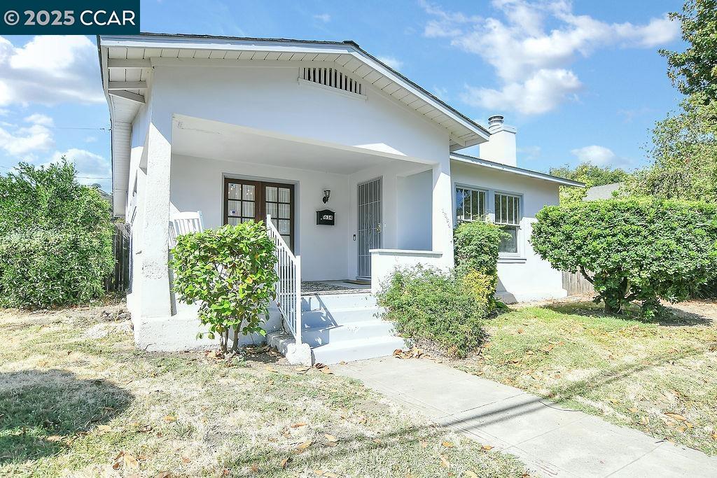 Detail Gallery Image 2 of 23 For 1634 Alhambra Ave, Martinez,  CA 94553-2406 - 2 Beds | 1 Baths