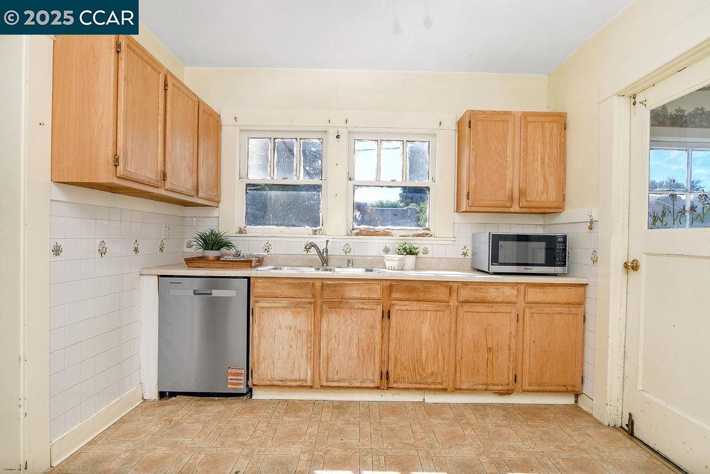 Detail Gallery Image 11 of 23 For 1634 Alhambra Ave, Martinez,  CA 94553-2406 - 2 Beds | 1 Baths