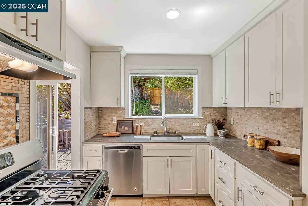Detail Gallery Image 7 of 32 For 183 Camino Pablo, Orinda,  CA 94563 - 2 Beds | 2 Baths
