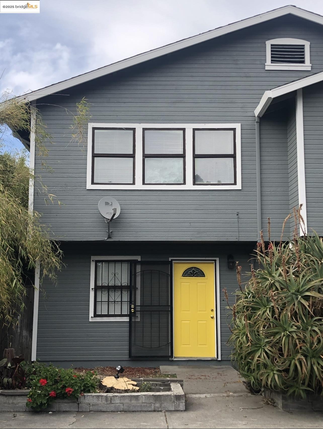 Detail Gallery Image 1 of 5 For 5773 Martin Luther King Jr., Oakland,  CA 94608 - 3 Beds | 2 Baths