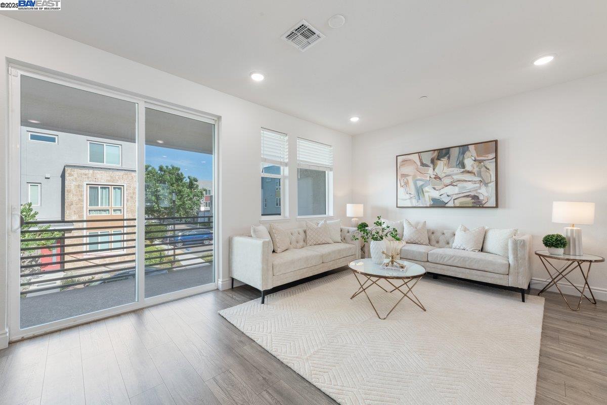 Detail Gallery Image 4 of 26 For 3911 Summit Rd, Dublin,  CA 94568 - 4 Beds | 3/1 Baths