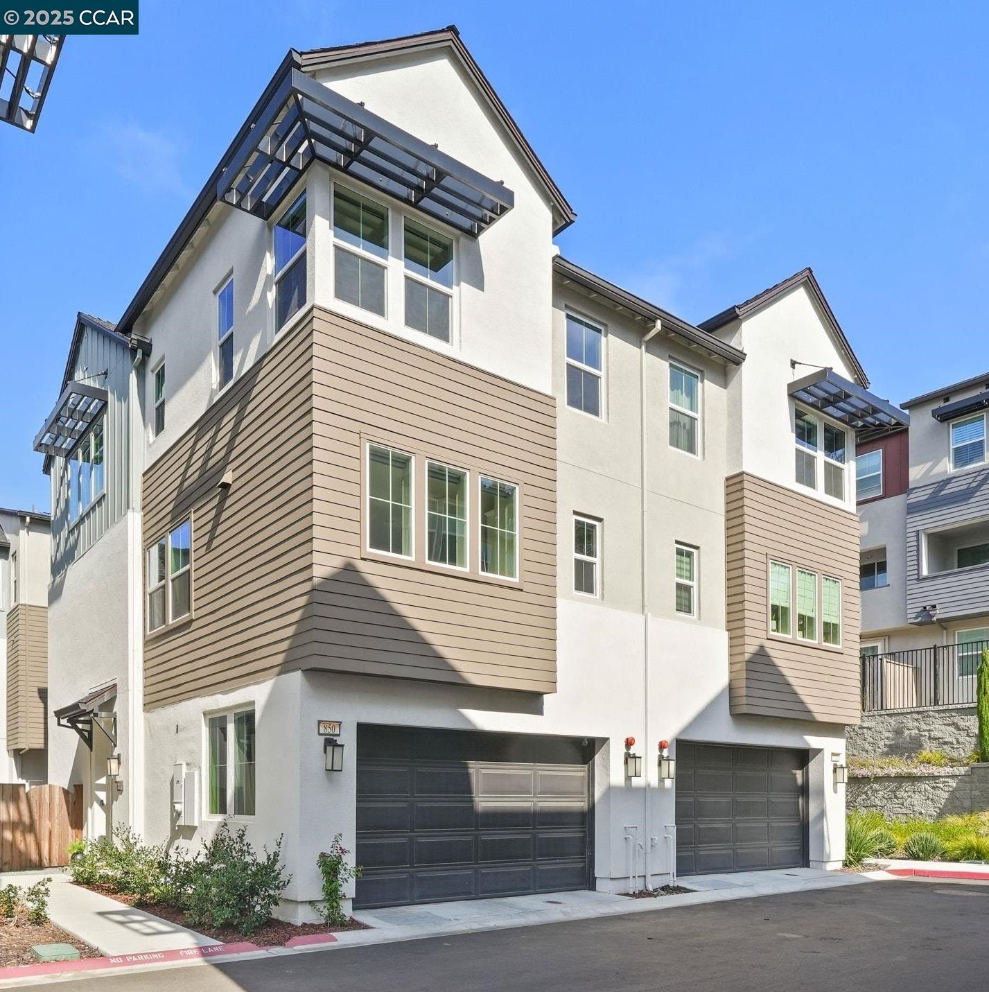 Browse active condo listings in HAYWARD HILLS