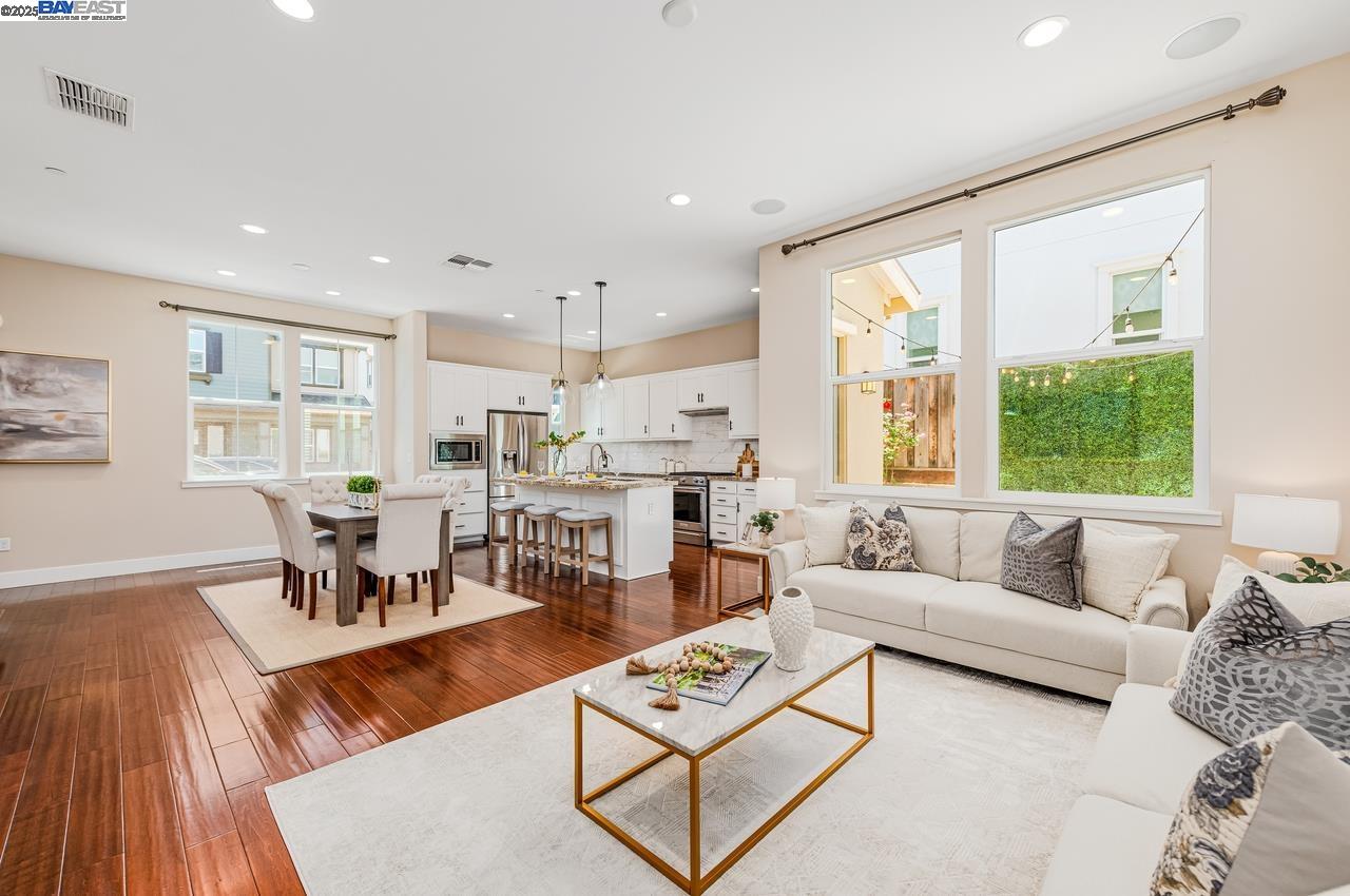 Detail Gallery Image 11 of 41 For 4069 Chalk Hill Way, Dublin,  CA 94568 - 3 Beds | 2/1 Baths