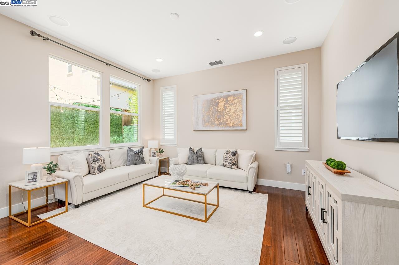 Detail Gallery Image 4 of 41 For 4069 Chalk Hill Way, Dublin,  CA 94568 - 3 Beds | 2/1 Baths