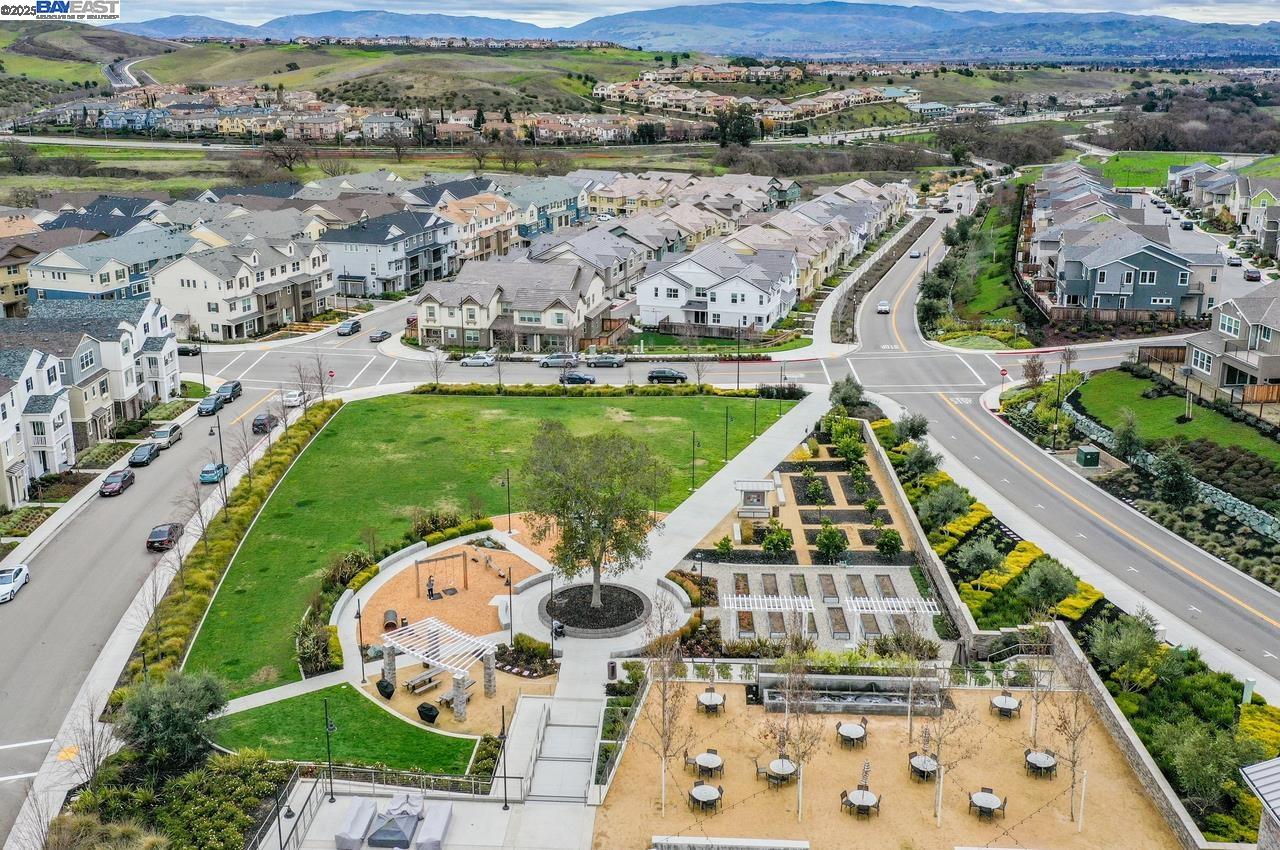Detail Gallery Image 40 of 41 For 4069 Chalk Hill Way, Dublin,  CA 94568 - 3 Beds | 2/1 Baths