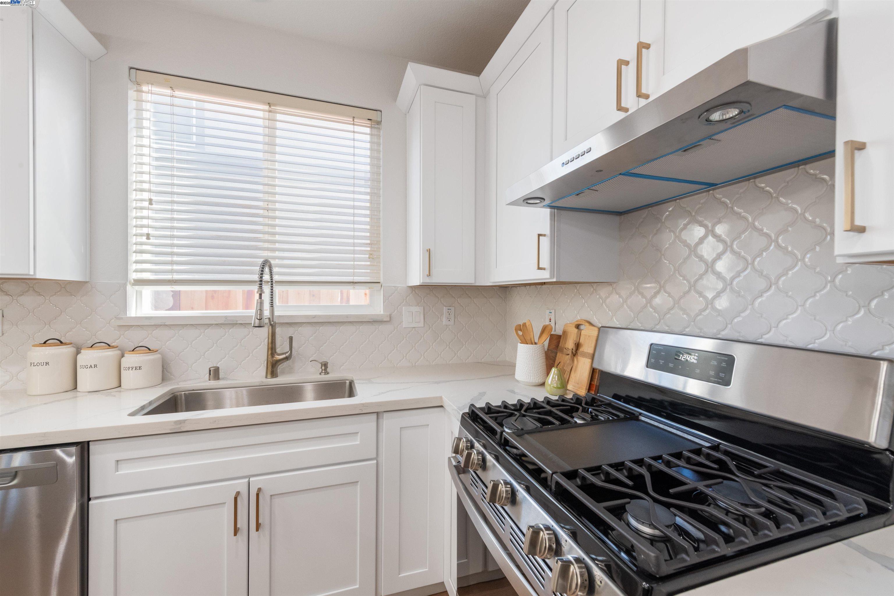 Detail Gallery Image 10 of 48 For 4667 Myrtle Dr, Dublin,  CA 94568 - 4 Beds | 2/1 Baths