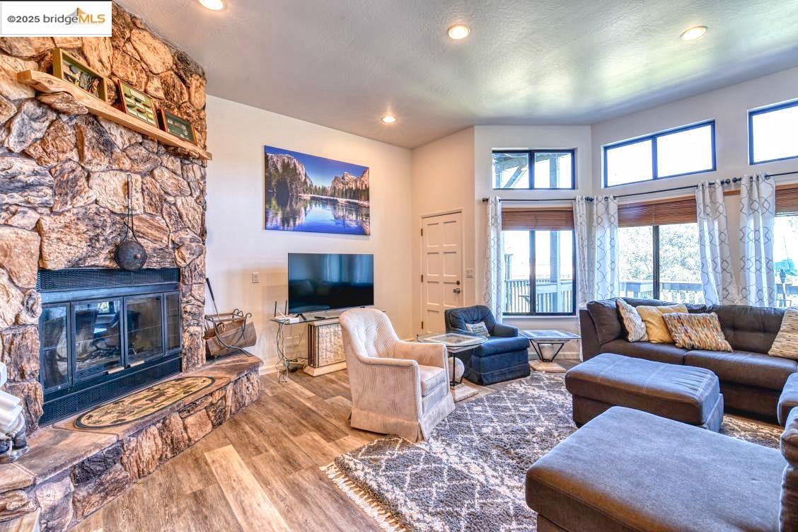 Detail Gallery Image 4 of 25 For 12753 Junipero Serra, Groveland,  CA 95321 - 3 Beds | 3 Baths
