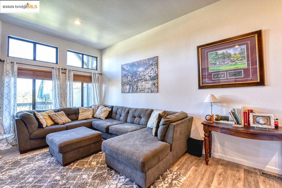 Detail Gallery Image 5 of 25 For 12753 Junipero Serra, Groveland,  CA 95321 - 3 Beds | 3 Baths