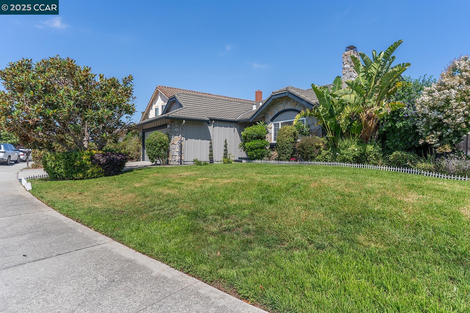 Detail Gallery Image 2 of 42 For 265 Woodbridge Cir, San Mateo,  CA 94403 - 3 Beds | 2 Baths