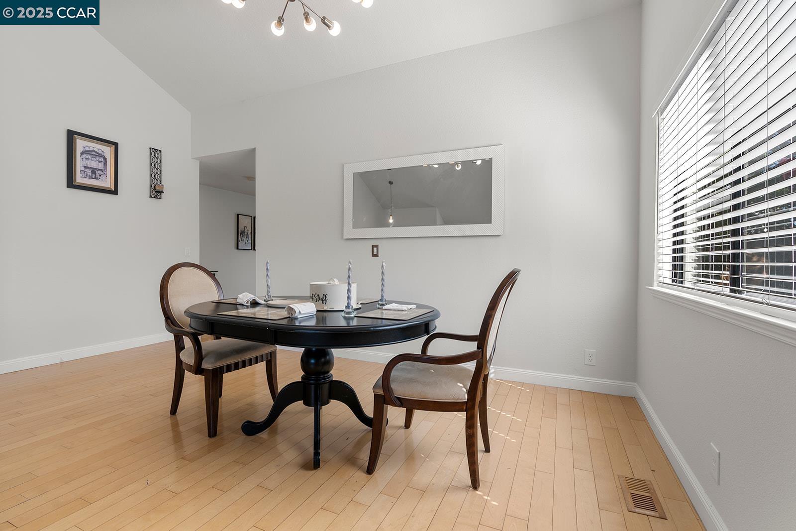 Detail Gallery Image 14 of 42 For 265 Woodbridge Cir, San Mateo,  CA 94403 - 3 Beds | 2 Baths