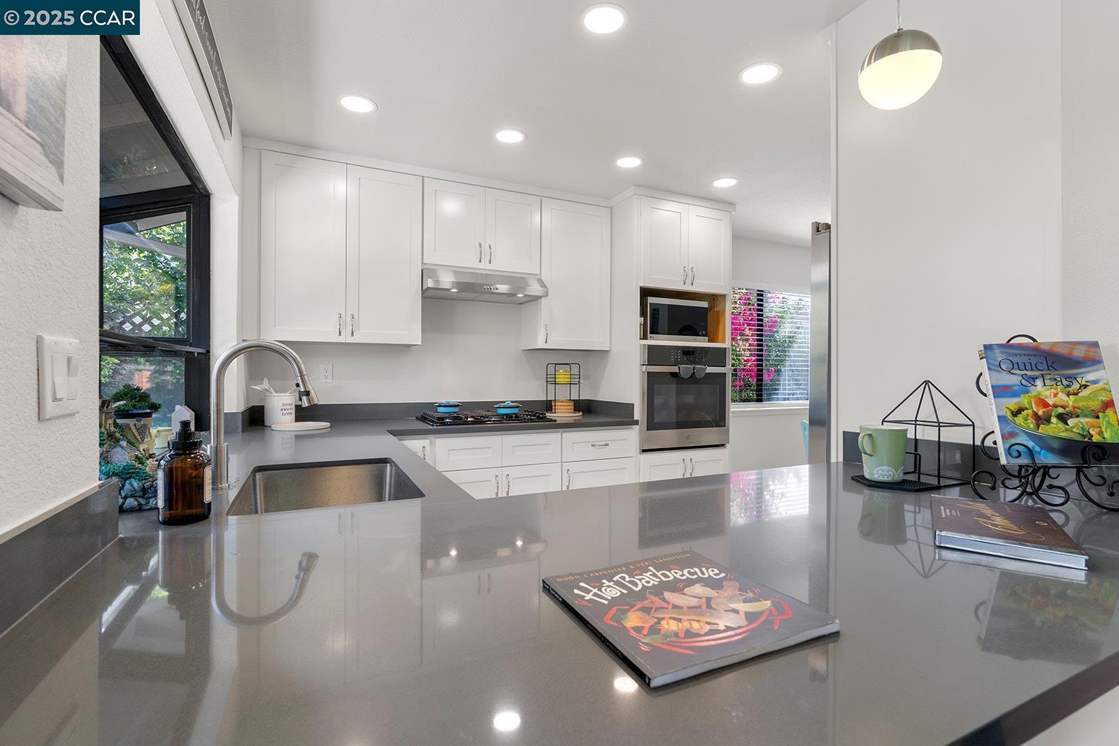 Detail Gallery Image 19 of 42 For 265 Woodbridge Cir, San Mateo,  CA 94403 - 3 Beds | 2 Baths