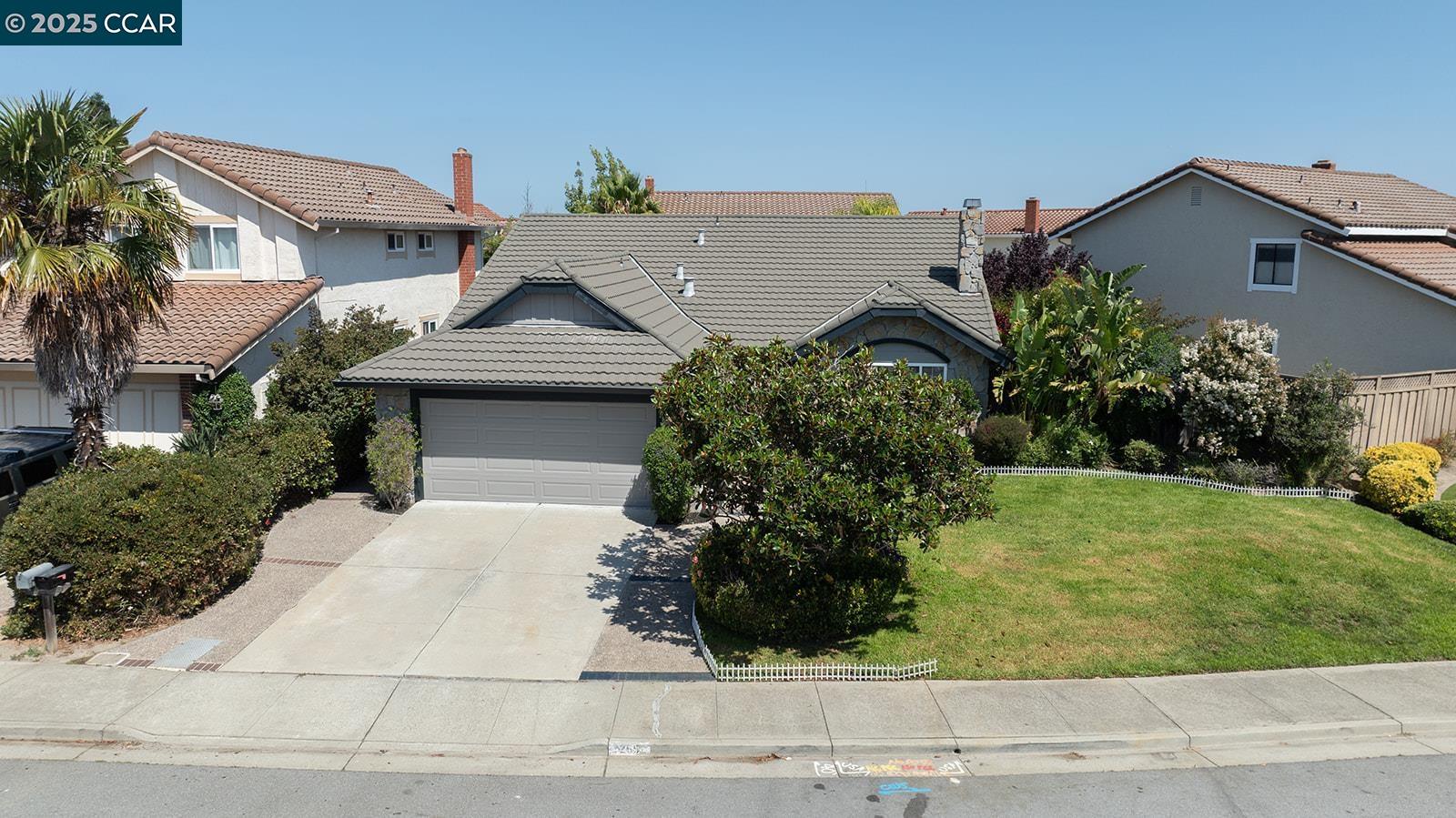 Detail Gallery Image 3 of 42 For 265 Woodbridge Cir, San Mateo,  CA 94403 - 3 Beds | 2 Baths