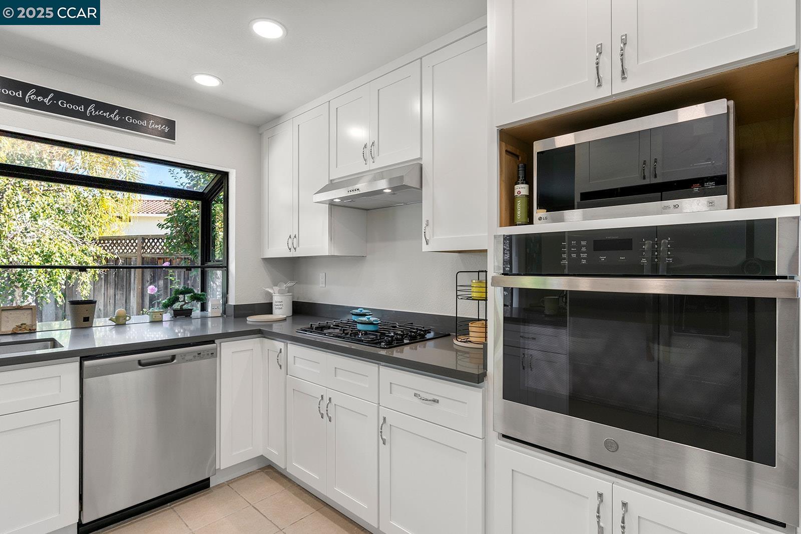 Detail Gallery Image 23 of 42 For 265 Woodbridge Cir, San Mateo,  CA 94403 - 3 Beds | 2 Baths