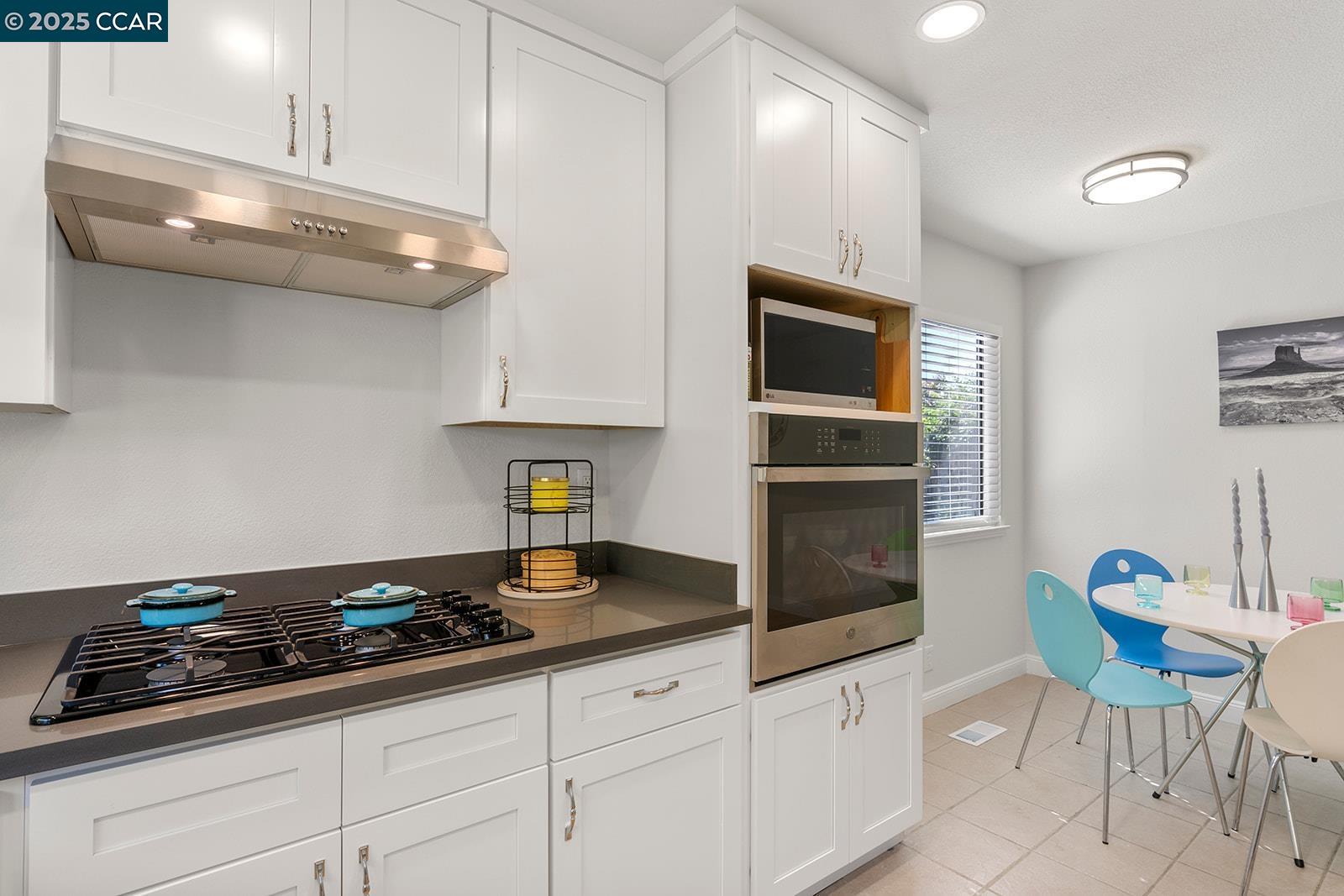 Detail Gallery Image 25 of 42 For 265 Woodbridge Cir, San Mateo,  CA 94403 - 3 Beds | 2 Baths