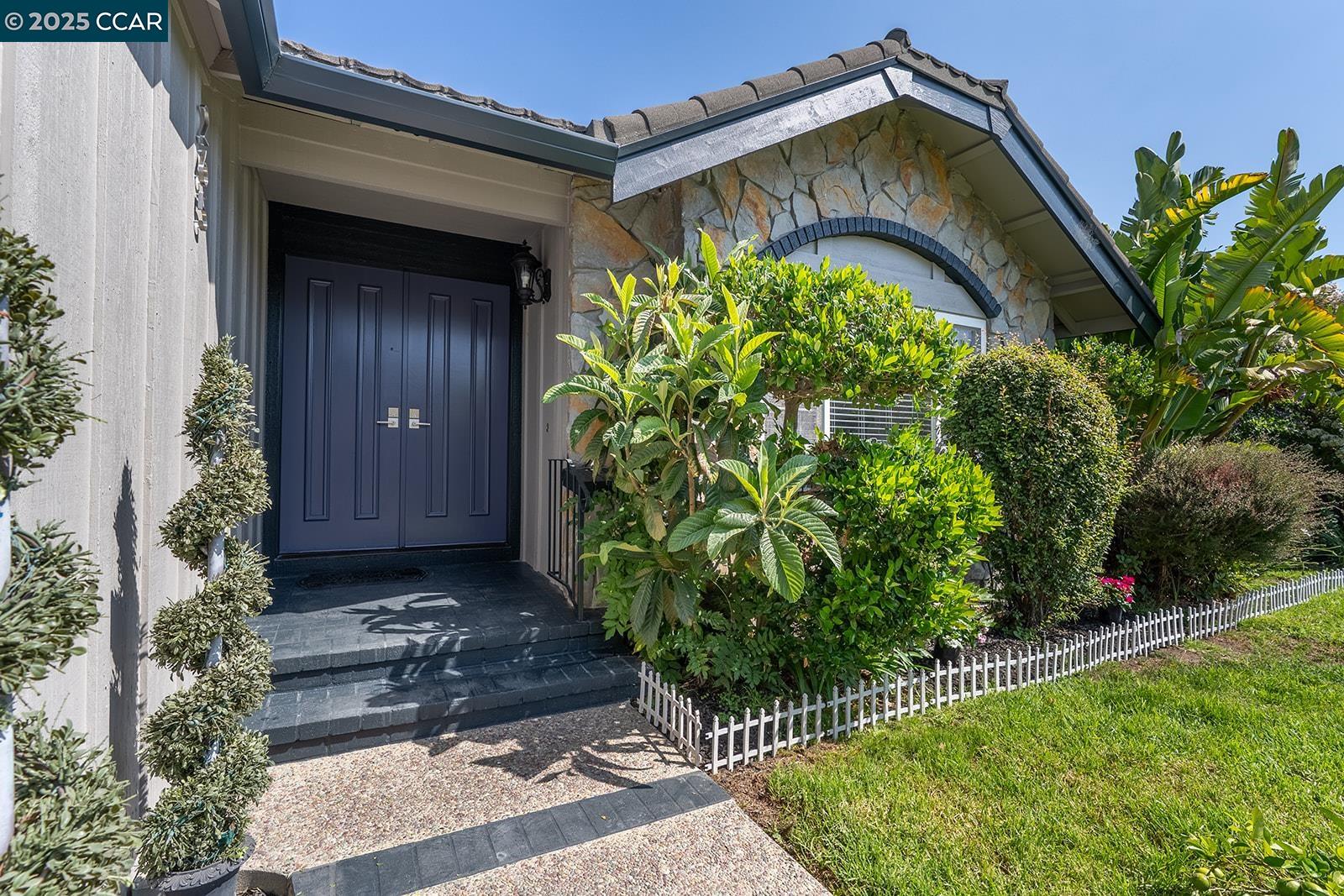 Detail Gallery Image 4 of 42 For 265 Woodbridge Cir, San Mateo,  CA 94403 - 3 Beds | 2 Baths